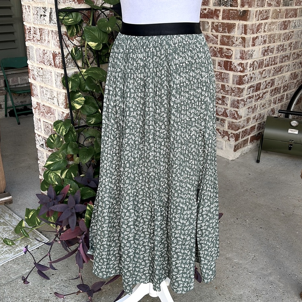Women’s midi skirt. Olive green. NWT. Size 38(small)